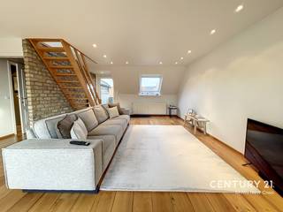 Dit duplex- appartement is gelegen op de tweede verdieping en bevat een terras aan zowel de voor- als achterkant.<br />In de woonkamer is het zeer gezellig vertoeven door de aanwezigheid van de gashaard en parketvloer.<br /><br />Indeling: inkomhal met afzonderlijk toilet, lichtrijke woonkamer met open keuken en aansluitend de twee terrassen, badkamer met douche en ligbad, op het verdiep zijn twee slaapkamers elk met ingemaakte kasten. Daarnaast is er de mogelijkheid om op het gelijkvloers een wasmachine en droogkast te plaatsen.<br /><br />Er dienen geen gemeenschappelijke kosten betaald te worden wat een zeer grote troef is aan dit appartement!<br /><br />Een ZEER gezellig appartement!!