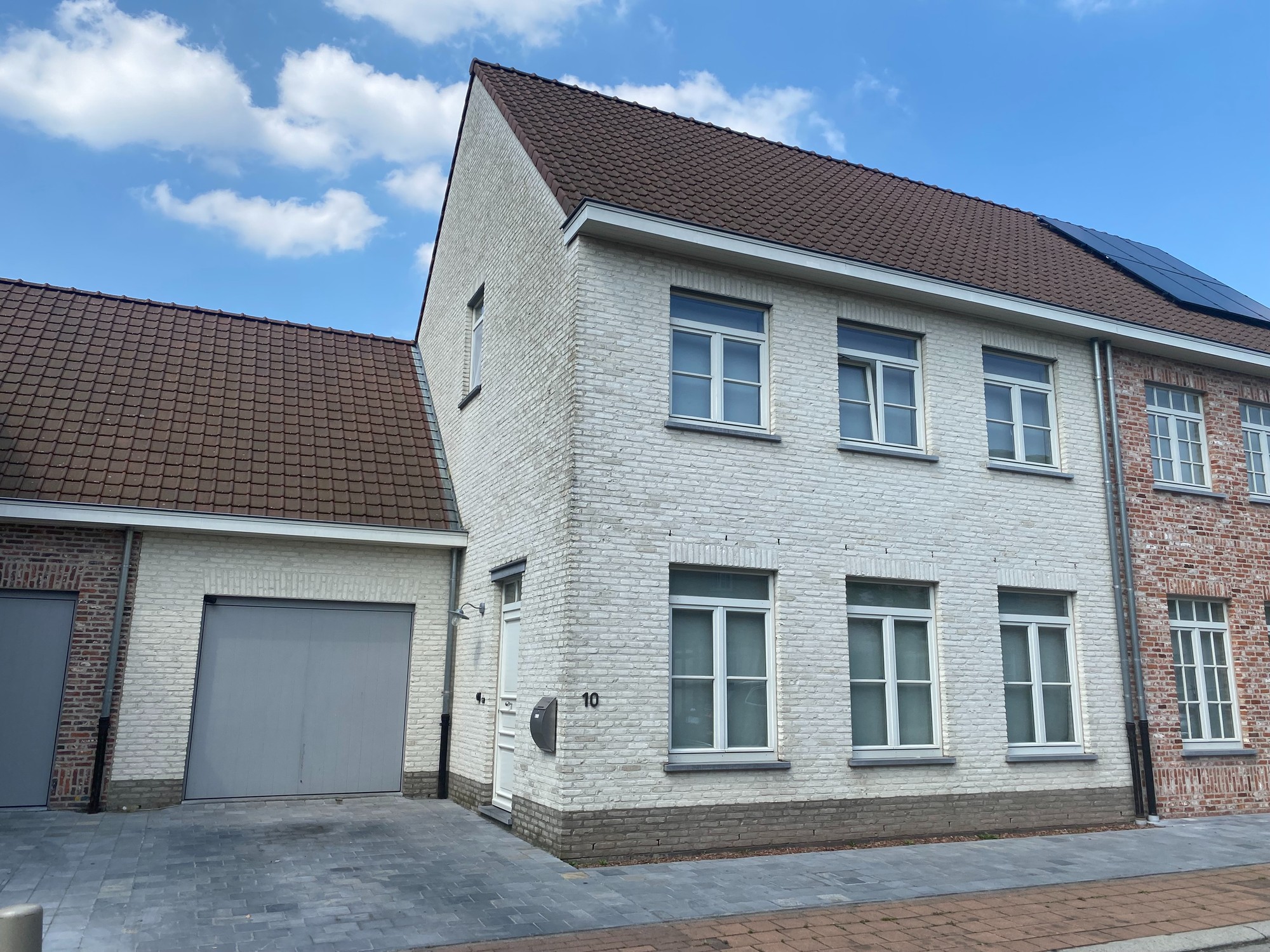 Uitermate sfeervolle stadswoning bestaande uit een inkomhall, living, keuken, 3 slaapkamers, 2 badkamers, zolderkamer, garage, tuin.