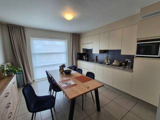 Dit zeer leuk appartement heeft een private ingang.Als we de trap naar boven nemen, komen we in een ruime woonkamer en keuken met veel lichtinval.Het...