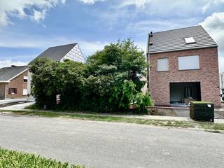 Bouwgrond 2a 02ca te koop voor gesloten bebouwing met zuidoostelijke oriëntatie. De bouwgrond is gelegen in rustige en gezinsvriendelijke buurt, weg...