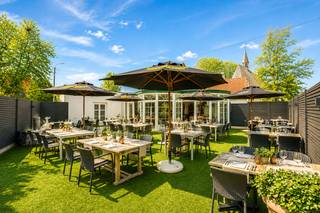 <strong>Morgen je eigen horecazaak openen? Hier kan het.</strong><br /><br />Instapklaar. Volledig uitgerust. Klaar voor een nieuwe ondernemer.<br /><br />Droom je ervan om een eigen restaurant, brasserie of horecazaak uit te baten zonder maandenlange verbouwingen? Dan is dit een uitzonderlijke opportuniteit.<br /><br />Deze stijlvolle horeca-eigendom combineert een warme restaurantzaal, een indrukwekkende lichtrijke veranda en een ruim zonneterras tot een zaak waar gasten zich meteen welkom voelen én graag terugkomen.<br /><br />Ook achter de schermen is werkelijk alles aanwezig om onmiddellijk professioneel van start te gaan. De volledig uitgeruste horecakeuken, de verzorgde bar en de doordachte indeling maken deze eigendom ideaal voor zowel een ervaren uitbater als een ambitieuze starter.<br /><br />De private woonst maakt het mogelijk om wonen en werken op één locatie te combineren. Bovendien zorgen de <strong>40 zonnepanelen</strong> voor een energiezuinige uitbating en een aanzienlijke besparing op de energiekosten.<br /><br /><strong>Hier koop je geen gebouw.<br /><br />Hier start je jouw volgende ondernemersverhaal.</strong><br /><br />Interesse?<br /><strong>Contacteer Alexander Pieters van OC Vastgoed via 0476 62 30 37 of alexander@ocvastgoed.be voor meer informatie of een bezoek.</strong><br /><br />CV: Aardgas<br />EPC: A-label - Oppervlakte perceel: 563 m<sup>2</sup> – Bruto vloeroppervlakte: 396 m<sup>2</sup> volgens het EPC-attest<br />Stedenbouwkundige inlichtingen: woongebied, bouwvergunning, geen verkavelingsvergunning, geen voorkooprecht, geen rechterlijke herstelmaatregel of bestuurlijke maatregel opgelegd.<br />Geen overstromingsgevoelig gebied: P-score: A, G-score: A.<br />Geen renovatieverplichting.