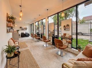 <p>Cet espace de bureaux moderne d'une superficie de 103 m² bénéficie d'une situation particulièrement centrale et stratégique à l'entrée de la ville de Bruges, offrant une excellente visibilité et un accès aisé. Grâce à son emplacement privilégié et à ses larges surfaces vitrées en façade, le bien profite d'une visibilité remarquable et d'une image professionnelle de premier ordre pour toute activité commerciale ou de services.</p>
<p>Le bureau est livré en état casco, offrant au locataire une liberté totale pour aménager et agencer les espaces selon les besoins spécifiques de son entreprise. Cette flexibilité permet de créer un environnement de travail entièrement personnalisé, adapté à l'organisation et aux activités de l'occupant. L'espace dispose en outre d'une entrée indépendante, renforçant son caractère autonome et son aspect professionnel.</p>
<p>À l'avant du bâtiment, trois emplacements pour vélos sont prévus à proximité immédiate de l'entrée. À l'arrière, les occupants bénéficient également d'un local à vélos commun ainsi que d'un espace de stockage des déchets partagé. Un parking est aménagé à l'arrière du bâtiment, où trois places de stationnement privatives sont attribuées à l'espace de bureaux. Ces emplacements peuvent être loués au prix de 50 € par mois et par place.</p>
<p>Cette surface de bureaux représente une opportunité idéale pour les entreprises à la recherche d'un emplacement visible, facilement accessible et offrant une grande flexibilité d'aménagement dans la région de Bruges. Le bien sera disponible dès son achèvement.</p>
<p>Le loyer mensuel s'élève à 1.850 €, hors charges et hors emplacements de parking. Les places de stationnement sont proposées au prix de 50 € par mois et par place.</p>