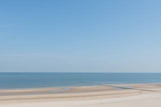 Fully renovated studio with sleeping corner located on the fourth floor of the Residence Emperador, Prosper Poulletstraat 19 in Middelkerke. This studio has a beautiful lateral sea view, a view of the hinterland and is within walking distance of shops and public transport. The facade and entrance hall of the building have recently been completely renovated!Layout: - entrance hall with the possibility of a sleeping corner - living space- installed open kitchen with cupboard space, hob, dishwasher and fridge - bathroom with walk-in shower, toilet and sink- terrace with stunning sea viewsPros:- completely renovated (2025)- side sea view- custom-made cabinets- recent facade renovation- roof already renewed- communal entrance hall completely renewedAre you looking for a renovated studio with sleeping corner and beautiful side sea view for sale in Middelkerke? Don't hesitate and book your visit today!