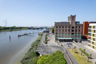 Zéér ruime loft 360m² op volledige eerste verdieping, in een karaktervol stenen gebouw van de voormalige Molens Rypens (industrieel bouwkundig erfgoed), gelegen aan de Rupel met een uniek en rustgevend uitzicht op het water en de sluis van Klein-Willebroek. Deze loft is thans samengevoegd tot één geheel, maar bestaat juridisch eigenlijk uit 2 kavels welke apart kunnen verkocht worden en gescheiden van elkaar. Indeling : Inkom met ingemaakte en modulaire kasten, luxueus ingerichte open keuken, voorzien van alle hoogwaardige toestellen, nachthall, zéér ruime woonkamer (123m²) met ingemaakte modulaire kasten en uniek en rustgevend uitzicht op het water, SLK 1/master met ingemaakte kasten en een 1e badkamer met vrijstaand ligbad, dressing, inloopdouche, SLK 2 of logeerkamer, wasplaats, bureau met ingemaakte kasten, deels gebouwd als inpandig terras met schuifraam : Deze schuifraam kan verwijderd worden om opnieuw een inpandig 'open terras' te creëren, SLK 3 en 4, elk met ingemaakte kasten en luxueus ingerichte 2de badkamer. Mogelijkheid tot aankoop ondergrondse dubbele autostaanplaats voor 2 wagens (achter elkaar). Inrichting : Volledig 'trendy' afgewerkt met gietvloeren, ingemaakte kasten, aangepaste verlichting, ..., kortom een pareltje om te wonen en beleven. Het interieurontwerp van Ar. Danny Venlet is doordacht daar het open geheel met aparte zones werd ingericht , die elk hun eigen sfeer en intimiteit krijgen, versterkt door een subtiel spel van niveauverschillen, materiaalgebruik en bestudeerde verlichting. Toplocatie aan Kaai - Bassinstraat met zicht op het water en de sluis van Klein-Willebroek. Gelegen op wandelafstand van het centrum, winkels, scholen & openbaar vervoer (bus en trein). Zéér centraal gelegen op slechts 3' van A-12, op een boogscheut van Antwerpen en Brussel. Interesse in een bezoek, bel ons kantoor : 03.459.99.99 of mail joeri@leximmo.be .