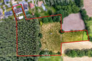 Verscholen in een groene en rustige omgeving bevindt zich deze riante villa. De woning werd degelijk gebouwd en altijd met zorg onderhouden. Doorheen de jaren werd ze smaakvol gerenoveerd met respect voor haar authentieke charme. Het overdekt zwembad, de sauna en het uitgestrekte domein zorgen voor een uitzonderlijke woonbeleving. <br />Een extra troef is dat de woning beschikt over een gunstig EPC-label en een conforme elektrische installatie.<br /><br />=> Ligging<br />De woning is gelegen te midden van de natuur, in een groene en rustige omgeving. Dankzij de vele fiets -en wandelmogelijkheden in de buurt, is dit de ideale locatie voor natuurliefhebbers. Een echte oase van rust, terwijl winkels, scholen en andere voorzieningen vlot bereikbaar blijven. <br /><br />=> Gelijkvloers<br />- Royale inkomhal met keramische tegelvloer en een stijlvolle eiken trap naar de verdieping<br />- Er is ook vestiaireruimte voorzien en een apart gastentoilet met lavabo<br />- Ruime leefruimte met gezellige zithoek voorzien van houthaard en aparte eetplaats<br />- Grote schuiframen zorgen voor een mooie verbinding met de tuin en veel natuurlijk lichtinval<br />- Het behoud van de authentieke elementen zorgt voor een warm en karaktervolle sfeer<br />- Ruime leefkeuken met granieten werkblad, kwalitatieve toestellen en gezellige eetruimtes<br />- Aansluitende berging met inbouwkasten, aansluiting voor wasmachine en droogkast en apart toilet<br />- Praktische bureauruimte aan de voorzijde van de woning<br />- Master bedroom met prachtig zicht op de tuin<br />- Twee bijkomende slaapkamers, ideaal voor wie het comfort van gelijkvloers wonen wenst<br />- Badkamer uitgerust met ligbad, douche en lavabo in een stijlvol badkamermeubel<br /><br />=> Verdieping<br />- Overloop met toegang tot de verschillende kamers<br />- Op deze verdieping bevinden zich nog twee ruime slaapkamers en twee bergzolders<br /><br />=> Kelder<br />- De kelder is toegankelijk via de woning als langs de buitenzijde<br />- Momenteel ingericht met vijf afzonderlijke ruimtes: een grote multifunctionele ruimte, technische ruimte, extra bergruimtes en een ingerichte fitnessruimte <br /><br />=> Tuin<br />- Ruim terras met elektrisch zonneluifel waar je kan genieten van het prachtige uitzicht op de tuin en het omliggende groen<br />- De zuidwestelijk georiënteerde tuin is prachtig aangelegd en volledig omheind voor optimale privacy<br />- Het overdekt zwembad vormt het middelpunt van de tuin<br />- Deze ruimte is tevens voorzien van vloerverwarming<br />- Deze ontspanningsruimte beschikt over een keukenhoek, douche, toilet, kleedkamer en sauna <br />- Charmante pergola met tuinhuis, momenteel ingericht als gezellige lounge- en zithoek om op elk moment van de dag te genieten<br />- Achter de woning bevindt zich meer dan 1,5 hectare bos en weiland, volledig omheind en bereikbaar via een afzonderlijk doorgangsweg aan de achterzijde<br />- Ideaal voor recreatie, dierenliefhebbers of het houden van kleinvee<br />- Dubbele inpandige garage met elektrische kantelpoorten en ingebouwde kastenwand <br /><br />=> Indeling<br />- Gelijkvloers: inkomhal, gastentoilet, woonkamer met eetplaats, keuken, hal, apart toilet, praktische berging/wasplaats, bureelruimte, master bedroom, twee slaapkamers, badkamer<br />- Verdieping: overloop, twee slaapkamers, twee bergzolders<br />- Zolder: nog af te werken naar eigen wens<br />- Kelder: multifunctionele ruimte, technische ruimte, opbergruimtes, ingerichte fitnessruimte