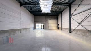 Nieuwbouw KMO-unit met een oppervlakte van 480 m² te huur met een fantastische ligging langs de commerciële Brusselbaan te Hekelgem (Affligem).De...