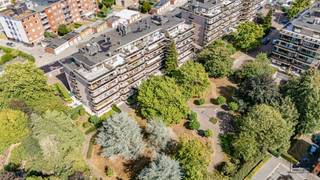 <p>Bent u op zoek naar een ideale investering, centraal gelegen en met alle comfort? Lees dan zeker verder!</p><p>Dit mooie en ruime appartement geniet van een centrale ligging nabij tal van invalswegen. Dankzij de groene omgeving heerst er een aangename rust, waardoor wonen hier bijzonder aangenaam is.</p><p>Het appartement bevindt zich op de vijfde verdieping en is vlot bereikbaar met de lift.</p><p>Bij het betreden van het appartement komt u in de ruime inkomhal, die toegang biedt tot de badkamer met douchebad, toilet en wastafel.</p><p>Vervolgens bereikt u de slaapkamers van respectievelijk 19 m² en 8 m². Beide kamers bieden directe toegang tot het ruime terras.</p><p>De lichte, ruime leefruimte vormt het hart van de woning en biedt eveneens toegang tot het terras — ideaal om te genieten van de buitenlucht.</p><p>Aansluitend bevindt zich de aparte keuken, volledig uitgerust en voorzien van een praktische berging.</p><p>Heeft u interesse in dit mooie en lichtrijke appartement?<br />Neem dan zeker contact op via margot.raemdonck@immo-zone.be of 0473/51.80.58.</p>