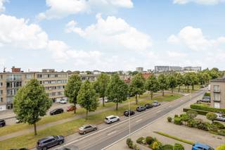 <p>Ontdek dit volledig lichtrijk gerenoveerd hoekappartement op de 4de verdieping, centraal gelegen en instapklaar. <br />De ligging is ideaal, vlakbij A12,E19 en het openbaar vervoer waardoor u snel in Antwerpen, Brussel en andere steden bent.Op loopafstand vindt u diverse winkels,supermarkten, restaurants en cafés.<br />Het betreft een ruim appartement met een oppervlakte van 135 m2 in een goed onderhouden gebouw en bereikbaar via trap of lift.<br />Vanuit de inkomhal op parket komen we in de lichte woonkamer eveneens op parket met aansluitend een terras van 13m2. Volledig vernieuwde keuken met inductievuur, combi-oven, koelkast , vaatwas en voorziening voor wasmachine.<br />Via de hal toegang tot maar liefst 4 slaapkamers en badkamer.<br />Verder nog een kelderberging.<br />Garage met sectionale poort verplicht bij aan te kopen voor 25.000 euro.<br />Elektriciteit is conform,<br />Epc label D: 314 kwh/m2 jaar , <br />Asbestveilig<br />De maandelijkse algemene kosten bedragen 333 euro/ maand. Dit is inclusief verwarming en verbruik water, kosten syndicus en aandeel kosten in de gemene delen</p>