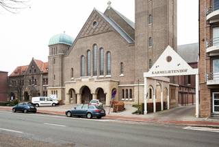 Appartement ca 94 m² -1e verdieping op het domein "KARMELIETENHOF". Uitzonderlijk rustig gelegen in een groene omgeving.<br />Winkels en openbaar vervoer op wandelafstand. Leefruimte met een volledig ingerichte openkeuken. Veel natuurlijke lichtinval door de grote raampartij en aansluitend bij het terras met een oostwest oriëntatie. Ruime slaapkamer achteraan het appartement. Badkamer met inloopdouche en wastafel in kastmeubel.<br />Nachthal met toilet en een berging met technische installatie en aansluiting wasmachine en droogkast. Buitenparking op het terrein.<br />Instapklaar appartement, uitstekend voor 2 personen. Onmiddellijk beschikbaar. <br />Op het domein in een buitenparking voorbehouden à 100 €.<br /><br /><span>Bijzonderheden:</span><br />Inkomhal uitstekende plek voor vestiairekast.<br />Living: ca 51 m² op parketvloer met een veel natuurlijke lichtinval. Aansluitend naar het terras ca 7 m² met een schuifdeur. <br />Keuken: open keuken met kookeiland en ruim voldoende opbergruimte. Voorzien van toestellen - keramische kookplaat, oven, vaatwasser,<br />ijskast met klein diepvriesvak.<br />Nachthal: apart toilet met lavabo - technische ruimte met aansluiting wasmachine<br />Slaapkamer: 13 m² op parketvloer.<br />Badkamer: 5.38 m² dubbele wastafel in kastmeubel - inloopdouche - handdoekrek betegeld met blauw/beige tegels<br />Terras: 6 m² - oostwest oriëntatie -<br />€ 150 voor het onderhoud en de elektriciteit van de gemene delen, onderhoud domein.