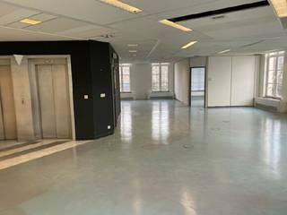 Practical and efficient offices for rent, in the center of Brussels, close to Madou metro station. The building is located partially on the historical and beautiful Place des Barricades and partially on the Boulevard Bischoffsheim. The offices will be renovated for every tenant before their entrance. The facade and entrance hall of the building has been renovated already. An ideal opportunity for companies looking for offices in a nice neighborhood, for rent at interesting conditions.