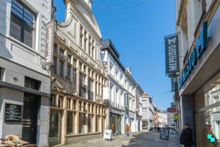 <p>Dit uniek handelspand met drie verdiepen is gelegen op een commerciële toplocatie en beschikt over een bruikbare vloeroppervlakte van ca. 82 m². De straat staat bekend om zijn vele winkels, boetieks, cafés en restaurants, waardoor het een populaire bestemming is voor zowel toeristen als lokale bewoners. Men kan er allerlei soorten winkels vinden, variërend van trendy boetieks tot traditionele ambachtelijke winkels. Indeling: handelsruimte met toegang tot de kelder. Op de eerste verdieping bevindt zich een kantoorruimte en apart toilet. De zolderverdieping is te bereiken met een vaste trap en beslaat de volledige oppervlakte van het gebouw. SI in aanvraag. Extra troeven: historische charme | commerciële locatie | bouwkundig erfgoed. Kyara (BIV 514 129) organiseert hiervoor een Bordes-bezoekdag, mits het maken van een afspraak. 09 277 02 53 | <span>www.bordes.be</span></p>