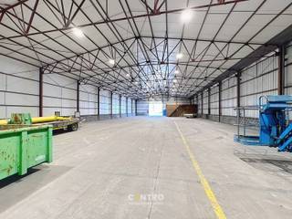 Strategisch gelegen magazijnruimte van ± 1.000 m² (ca. 22,5m breed x 45m diep) te huur langs de Torhoutsesteenweg (N32), de belangrijke verbindingsas tussen Brugge en Torhout.<br />De op- en afrit 11 (Ruddervoorde) van de E403 bevindt zich op slechts 3,2 km, wat zorgt voor een uitstekende bereikbaarheid.<br /><br /><u><strong>SPECIFICATIES:</strong></u>
<ul>
<li>Nieuw geïsoleerd dak en nieuwe geïsoleerde gevelpanelen</li>
<li>Energiezuinige <strong>LED-verlichting</strong></li>
<li>Elektrische installatie (3 x 380V – <strong>63A</strong>)</li>
<li>Volledige overspanning: 22,5m</li>
<li>Vrije hoogte: 5,5m (onder de spanten)</li>
<li>Elektrische sectionaalpoort: 4,5m met CODEKLAVIER</li>
</ul>
Verder is er een mezzanine van ca. 85 m² aanwezig, bereikbaar via een vaste trap.<br />Buiten geniet het pand van<strong> een ruim en verhard terrein met voldoende parkeer- en manoeuvreerruimte</strong>.<br /><br /><u>* Bijzonderheden:</u><br />- Onmiddellijk beschikbaar<br />- De maandelijkse vergoeding is exclusief btw (21%) en onroerende voorheffing.<br />- Onze referentie op www.centro.be: <strong>P0504</strong>
