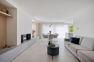 Op zoek naar comfortabel en zorgeloos wonen?<br />Deze perfect onderhouden halfopen woning op een mooie hoekperceel in een rustige woonwijk heeft letterlijk alles in huis.<br />Dankzij de recente renovatie (2021) en het uitstekende EPC-label A geniet u hier van modern wooncomfort zonder renovatiezorgen.<br /><br />De lichtrijke leefruimte met ingebouwde haard en maatkasten sluit naadloos aan op de stijlvolle, volledig uitgeruste keuken met hoogwaardige toestellen. Met maar liefst 4 volwaardige slaapkamers en een ruime, luxueuze badkamer is dit de ideale gezinswoning.<br /><br />Buiten geniet u van een aangelegde, onderhoudsvriendelijke tuin, een gezellig tuinhuis met pergola en ruime parkeermogelijkheden, inclusief plaats voor meerdere wagens of mobilhome.<br /><br />Perfect gelegen: rustig en groen, op wandelafstand van winkels, scholen en voorzieningen, én met een vlotte verbinding naar de E40.<br /><br />Troeven op een rijtje:<br />- instapklaar &amp; energiezuinig<br />- 4 slaapkamers<br />- moderne keuken met topapparatuur<br />- 16 zonnepanelen<br />- ruime oprit en extra parkeergelegenheid<br />- rustige, centrale ligging<br /><br />Een ideale combinatie van comfort, ruimte en locatie, helemaal klaar om uw nieuwe thuis te worden!<br /><span>Deel uw interesse en plan uw bezoek: 0468/43 75 04.</span>