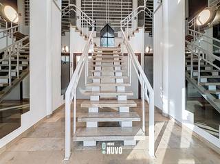 COMMERCIAL OFFICE SPACE WITH AMPLE PARKING AND MANY POSSIBILITIESThis turnkey and versatile commercial space offers an ideal base for businesses...