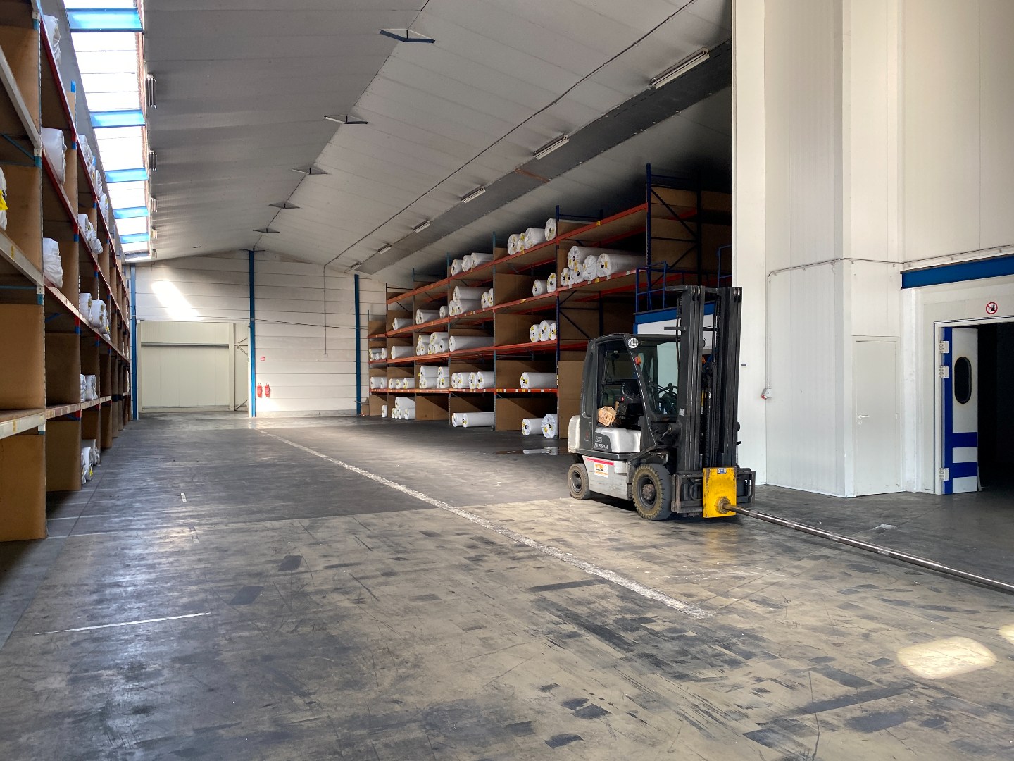 Grote loods (800 m²) met diverse mogelijkheden in een industriezone. - foto 2