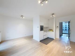 <p><strong>ETTERBEEK </strong>– In de Europese wijk, nabij alle Europese instellingen, openbaar vervoer en winkels, in het project “Belview”, studio met slaaphoek, NIET-GEMEUBILEERD, van ±47 m² bewoonbare oppervlakte, gelegen op de 3e verdieping met lift. De studio bestaat uit: inkomhal, toilet, technische ruimte, volledig uitgeruste keuken (oven, kookplaten, dampkap, koelkast, diepvriezer en vaatwasser), living ±15 m², slaaphoek ±8 m², doucheruimte met wasmachine en droogkast, kelder nr. 30 en parkeerplaats nr. 43, niet verplicht, aan een bijkomende huurprijs van 135€/maand. Kosten: 175€/maand – forfait van 100€/maand voor de gemeenschappelijke delen en een provisie van 75€/maand voor warm water en verwarming. Eenmalige verhuisvergoeding van 50€ en 90€/jaar voor de afstand van verhaal-verzekering. EPC : C-. Beschikbaar vanaf 22/09/2026.</p>
<p></p>
<p><u>Op de 3e verdieping met lift</u> :</p>
<ul>
<li>Inkomhal</li>
<li>Toilet</li>
<li>Technische ruimte</li>
<li>Volledig uitgeruste keuken (oven, kookplaten, dampkap, koelkast, diepvriezer en vaatwasser)</li>
<li>Living ±15 m²</li>
<li>Slaaphoek ±8 m²</li>
<li>Doucheruimte met wasmachine en droogkast</li>
</ul>
<p></p>
<p>Kelder nr. 30 en parkeerplaats nr. 43, niet verplicht, aan een bijkomende huurprijs van 135€/maand.</p>