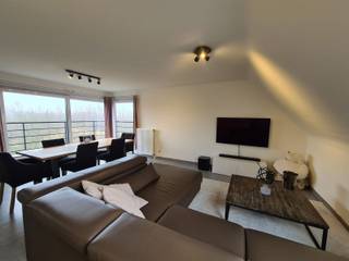 Zonnig dakappartement op de 2de verdieping in een doodlopende straat met twee slaapkamers en terras.Het open woongedeelte is voorzien van panoramische ramen met toegang tot het terras, tevens een open ingericht keuken met inbouw-apparatuur voldoende opslagruimte en werkvlak, inkomhal, badkamer en tot slot ruime bergzolder.Gelegen in groene &amp; rustige leefomgeving en bovendien vlotte bereikbaarheid via R6 - E19 of via de fietsostrade voor de sportievelingen.