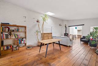 LAEKEN, aan de Bockstaelboulevard: ontdek dit prachtige appartement met twee slaapkamers van ±136 m², gelegen op de begane grond van een karakteristiek gebouw uit 1914.
De woning valt vooral op door de royale afmetingen en de charme van de originele elementen. De ruime woonkamer van ±34 m², voorzien van een open haard en een mooie parketvloer, straalt een gezellige sfeer uit, terwijl de eetkamer van ±21 m² een bijzonder comfortabele ontvangstruimte biedt.
Het appartement beschikt over twee grote slaapkamers van ±18 m² en ±17 m², beide met parketvloer. Een aparte inloopkast van ±12 m² zorgt voor extra comfort. De gedeeltelijk ingerichte keuken, de badkamer, de wasruimte en het aparte toilet maken de indeling compleet.
Een terras en drie kleine kelders maken dit object met zeldzame afmetingen compleet.
Een karaktervol appartement met ruime volumes en talrijke inrichtingsmogelijkheden.
EPB: G, 653 kWh/(m²/jaar)