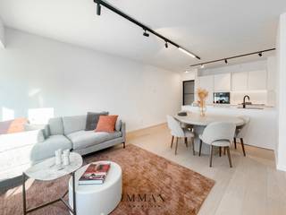 In de prestigieuze Van Bunnenlaan te Knokke bevindt zich dit volledig gerenoveerde tweeslaapkamerappartement op de vierde verdieping van een verzorgde residentie. Dankzij de centrale ligging op wandelafstand van de Kustlaan, Lippenslaan en Dumortierlaan geniet u van alles wat de badstad te bieden heeft.<br /><br />Het appartement beschikt over een inkomhal met gastentoilet, een lichtrijke leefruimte met open, volledig uitgeruste keuken en twee slaapkamers, elk met een eigen doucheruimte. De master bedroom geeft bovendien uit op het terras. Een privatieve kelderberging is inbegrepen.<br /><br />Optioneel kunnen twee staanplaatsen in de residentie worden aangekocht.<br /><br />Stedenbouwkundig uittreksel en maatregelenregister in aanvraag.<br /><br />Aarzel niet en maak een afspraak. : 050 62 44 14 of via knokke@immax.be