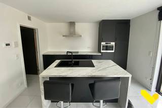 Recent gelijkvloers appartement met zonnig terras!Dit appartement is gelegen vlakbij het centrum van Geel op de gelijkvloerse verdieping van een...