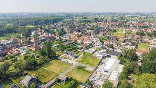 Droom je van ruimte om jouw ideale woning te bouwen? In deze nieuwe woonbuurt in Ooigem vind je dit ruime perceel van 805 m² voor open bebouwing (lot 39). Hier geniet je van alle vrijheid om een woning te ontwerpen die perfect aansluit bij jouw woonwensen. In de zuidgerichte tuin wordt het volop genieten.
De rustige ligging net buiten het centrum combineert een aangename woonomgeving met een vlotte bereikbaarheid naar Waregem en Kortrijk.
Samen bouwen we jouw thuis op maat, tegen een vaste prijs.
Contacteer ons en ontdek de mogelijkheden van dit unieke perceel.