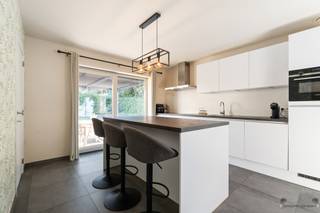 <h2><span>Maison jumelée récente avec 3 chambres, grenier spacieux et jardin paysager à Scherpenheuvel</span></h2><p><span>Vous êtes à la recherche d'une maison familiale récente et économe en énergie avec tout le confort ? Cette belle maison jumelée à Scherpenheuvel a été construite en 2020 et est située sur un terrain de 321 m². Grâce à sa finition moderne, son agencement pratique et son emplacement calme, cette propriété est le point d'attache idéal pour les familles à la recherche d'une vie confortable et sans souci.</span></p><p><span>En entrant, vous êtes accueilli dans un agréable hall d'entrée qui donne accès à l'espace de vie lumineux. Les grandes fenêtres donnent une impression d'ouverture et d'espace et créent un lien agréable avec le jardin. L'espace de vie confortable est relié à la salle à manger et à la cuisine moderne, ce qui le rend parfait pour la vie de famille quotidienne et l'accueil des invités.</span></p><p><span>Depuis l'espace de vie, vous avez un accès direct à la terrasse aménagée et au jardin bien entretenu. Grâce à l'auvent élégant, vous pouvez profiter de la vie en plein air en toute saison, ce qui est idéal pour des soirées agréables avec la famille et les amis.</span></p><p><span>Au premier étage, vous trouverez 3 chambres spacieuses et une salle de bains moderne. En outre, la maison dispose d'un grenier spacieux qui peut être converti en une chambre supplémentaire, un bureau, une salle de jeux ou une salle de loisirs selon vos souhaits.</span></p><p><span>À l'arrière de la parcelle se trouve un parking privé pouvant accueillir jusqu'à 3 voitures, ce qui offre un confort supplémentaire et une accessibilité pratique. En outre, la propriété dispose d'une buanderie équipée pratique avec des placards sur mesure et un espace de stockage supplémentaire.</span></p><p><span>Cette propriété est également entièrement conforme et extrêmement économe en énergie avec une étiquette EPC A favorable, ce qui se traduit par des coûts énergétiques réduits et un confort de vie orienté vers l'avenir. Grâce au système de ventilation D (double flux), vous bénéficierez d'un climat intérieur agréable. Il y a également une citerne reliée aux toilettes et à la machine à laver. La situation tranquille est combinée à une accessibilité facile grâce à la proximité des principales voies d'accès et de l'autoroute. Les commerces, les écoles et les transports publics sont également à courte distance.</span></p><h3><span>Avantages de ce bien :</span></h3><ul><li><span>Construction récente jumelée 2020 </span></li><li><span>Situé sur un terrain de 321 m² </span></li><li><span>Maison familiale idéale </span></li><li><span>3 chambres à coucher complètes </span></li><li><span>Salle de bain moderne </span></li><li><span>Grenier spacieux avec possibilités d'extension </span></li><li><span>Espaces de vie lumineux </span></li><li><span>Jardin entièrement paysagé avec terrasse et auvent </span></li><li><span>Buanderie pratique avec placards sur mesure et espace de rangement supplémentaire </span></li><li><span>Parking privé pour 3 voitures </span></li><li><span>Système de ventilation D </span></li><li><span>Réservoir d'eau de pluie relié aux toilettes et à la machine à laver </span></li><li><span>Label EPC A pour une habitation à faible consommation d'énergie </span></li><li><span>Entièrement conforme et prêt à emménager </span></li></ul><p><span>Situation tranquille avec accès facile à l'autoroute et aux communes environnantes </span></p>