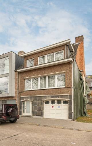 <p><span>Cette </span><span>maison familiale spacieuse et lumineuse bénéficie d'un</span><span>excellent emplacement à Brasschaat</span><span>, juste à l'</span><span>entrée du parc</span><span> et à quelques pas du </span><span>Bredabaan</span><span>. </span><span> Idéale pour ceux qui souhaitent vivre au centre, à proximité des magasins et des commodités, tout en profitant du </span><span>calme et de la verdure</span><span>, loin de l'agitation de la rue principale.</span></p><p><span>La maison dispose d'un </span><span>salon spacieux et lumineux</span><span> et d'une </span><span>cuisine ouverte</span><span>, entièrement équipée avec une belle vue sur le jardin. Un </span><span>escalier de jardin</span><span> mène à l'agréable espace extérieur, idéal pour se détendre ou s'asseoir à l'extérieur.</span></p><p><span>En outre, la maison dispose de </span><span>deux chambres</span><span>, d'une </span><span>salle de bains avec double lavabo, baignoire et douche à l'italienne</span><span>, et d'un </span><span>garage intérieur</span><span> offrant un confort et un espace de stockage supplémentaires.</span></p><p><span>Un atout absolu est la </span><span>belle vue sur le parc</span><span>, qui donne à cette propriété un caractère unique et vert, en plein centre de Brasschaat.</span></p><p><span>Excellente situation</span><span>: commerces, transports en commun et parc accessibles à pied<br />Vert</span><span> &amp; tranquillité</span><span> combinée à une</span><span>vie centrale<br />Garage</span><span> inclus</span></p><p><span> </span></p><p><span>Disponible immédiatement.</span></p><p><span> </span></p><p><span>Intéressé par cette belle propriété ?</span></p><p><span>Remplissez la demande de visite au bas de l'annonce à <span>https://www.sinjoor.be</span></span><span> et répondez à toutes les questions </span>. </p><p><span>Le gestionnaire du dossier vous contactera par la suite. </span></p><p><span> </span></p>