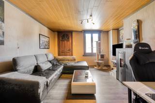 <strong>Woning met 1 slaapkamer te koop op perceel van 2a 60ca in Meerhout</strong><br /><br />Deze woning is gelegen aan de Kiezel in Meerhout, een aangename en goed bereikbare omgeving. Dankzij de centrale ligging zijn zowel het centrum van Meerhout als omliggende gemeenten zoals Geel vlot bereikbaar. In de nabije omgeving vind je diverse winkels en voorzieningen. Daarnaast biedt de groene omgeving tal van mogelijkheden om te wandelen en te fietsen.<br /><br />We betreden de woning via de voordeur en komen terecht in de woonkamer (20,56m²), die voorzien is van airconditioning. Vanuit de woonkamer heb je rechtstreeks toegang tot de slaapkamer (6,50m²). De keuken (13,74m²) is uitgerust met een lavabo, elektrisch kookvuur, microgolfoven en koelkast. Zowel in de woonkamer als in de keuken zorgt een pelletkachel voor extra warmte en gezelligheid. De badkamer (8,67 m²) beschikt over een douche, toilet en enkele lavabo. Aansluitend bevindt zich een praktische berging (6,76 m²), waar ook de aansluitingen voor de wasmachine voorzien zijn.<br /><br />Daarnaast beschikt de woning over een zolderruimte  (18 m²), die ideaal is als extra bergruimte.<br />Voor de wagen is er voldoende parkeergelegenheid voorzien aan de voorzijde van de woning en onder de carport.<br /><br />Achteraan bevindt zich een gezellige tuin. Verder beschikt de woning over een ruim bijgebouw van 45 m², dat ideaal is als extra opslagruimte voor materiaal, fietsen, tuinbenodigdheden of andere spullen.<br /><br />De woning wordt verwarmd via centrale verwarming met radiatoren op aardgas. De ramen zijn voorzien van HR-glas in PVC-profielen. De elektrische installatie is conform het AREI. De berekende energiescore bedraagt 510 kWh/(m² jaar), wat resulteert in een EPC-label F.<br /><br />De woning kan nog wat opfrissingswerken gebruiken, maar biedt heel wat mogelijkheden. Kortom, een interessante woning voor iemand die op zoek is naar een betaalbare eigen woning en deze naar eigen smaak willen opfrissen.<br /><br />Spreekt deze woning jullie aan? Contacteer ons via info@bosmanvastgoed.be voor meer info of een bezoek ter plaatse. Wij helpen jullie graag verder!<br />De woning heeft momenteel een EPC ‘F’ wat wil zeggen dat dit pand is onderworpen aan de renovatieverplichting van de Vlaamse overheid voor residentiële gebouwen (behoudens sloop binnen 6 jaar na de aankoop). Consulteer voor meer informatie de website van het Vlaams Energie- en Klimaatagentschap via https://www.vlaanderen.be/een-huis-of-appartement-kopen/renovatieverplichting-voor-residentiele-gebouwen.