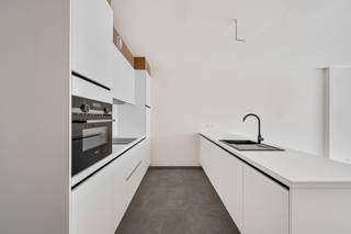 Op het gelijkvloers van dit nieuwbouwproject bevindt zich dit éénslaapkamer appartement. Het appartement omvat een inkomhal die uitgeeft op de ruime eet- en leefruimte met open keuken. Aansluitend aan de keuken is de bergruimte aanwezig. Via het schuifraam in de leefruimte bereikt men het aangelegd terras met privatieve tuin. Dit appartement omvat een slaapkamer en een badkamer (spoeltafel en inloopdoche), alsook een apart toilet. Dit BEN-appartement met een <strong>score van 2</strong> is voorzien van warmtepomp, luchtdichte isolatie, vloerverwarming en zonnepanelen! De hoogwaardige materialen waarmee uw appartement wordt afgewerkt waaronder Siemens toestellen in de keuken is een echte aanrader. Aan de achterzijde van het gebouw bevinden zich de autostaanplaatsen die reeds voorzien zijn met een wachtleiding voor een snellaadpaal. <br />Een extra troef van dit BEN appartement is de gunstige <strong>score E-PEIL 2.</strong><br /><br />Voor meer informatie bel: 055 35 00 45 of mail saimen@cornelis-partners.be. Bij te kopen privé staanplaats aan € 12.000,- en afgesloten tuinberging aan € 2.500,-.<br />*Prijs vermeld in de advertentie betreft prijs excl. BTW en kosten*