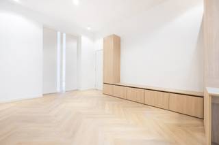 <p>Op een steenworp van de Hallepoort, in een levendige wijk die gegeerd is om haar mobiliteit, handelszaken en typisch Brusselse sfeer, bevindt zich een kleine, volledig gerenoveerde mede-eigendom. Op de 1e verdieping biedt dit 2-slaapkamerappartement van ± 64 m² een uitstekende ligging, veel lichtinval, functionaliteit en een onberispelijke staat.<br />Vanaf de inkom is het meteen duidelijk: een instapklaar pand. Natuurlijk licht stroomt door de woonkamer van ± 20 m², benadrukt het warme parket en de strakke lijnen van de ruimte. Ingebouwde kasten zorgen voor een ordelijk en optimaal ingericht interieur. De volledig uitgeruste open keuken sluit harmonieus aan op de leefruimte. Modern en functioneel, met een ontbijthoek, ideaal voor drukke ochtenden en gezellige avonden met vrienden.<br />Het nachtgedeelte omvat twee comfortabele slaapkamers (± 12 m² en ± 10 m²), beide met parket, in een rustige en aangename sfeer. De hedendaagse douchekamer en het toilet bieden het moderne comfort dat men zoekt.<br />Praktisch: balkon, fietsenberging en privatieve kelder vervolledigen het geheel. Volledig vernieuwd met kwaliteitsmaterialen is dit een echte sleutel-op-de-deurwoning, ideaal voor eigen bewoning of als investering dankzij de strategische ligging en de totale renovatie van het gebouw. EPC: D (voorlopige score). Oppervlaktes indicatief.<br /><br />Voorzieningenkosten: te bepalen – nieuwe mede-eigendom in oprichting.</p>
<p><span>1e verdieping</span> :</p>
<ul>
<li>Woonkamer ± 20 m² (parket)</li>
<li>Super ingerichte keuken ± 6 m² (tegelvloer)</li>
<li>Balkon</li>
<li>Slaapkamer 1 ± 10 m² (parket)</li>
<li>Slaapkamer 2 ± 12 m² (parket)</li>
<li>Douchekamer ± 4 m² (parket)</li>
<li>WC</li>
</ul>
Kelder<br />Fietsenberging