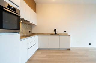 <strong>Wonen in een oase van rust</strong>, <strong>vlakbij</strong> de <strong>leieboorden</strong> van <strong>Kortrijk</strong>?<br />U kan er vinden: een <strong>ruim 1 slaapkamer gelijkvloers appartement</strong> van <strong>65m² met</strong> <strong>terras</strong> aanpalend aan een <strong>gemeenschappelijke tuin</strong>. Dit binnen een <strong>afgesloten residentie</strong>. <br /> <br />Het appartement bestaat uit een <strong>ingerichte keuken</strong> met een <strong>natuurstenen werkblad</strong>, <strong>vaatwas</strong>, <strong>frigo</strong> <strong>met</strong> <strong>diepvriesvak</strong>, <strong>keramische kookplaat</strong> en voldoende <strong>keukenkasten</strong>.<br />De <strong>leefruimte</strong> heeft <strong>zicht op </strong>de <strong>gemeenschappelijke</strong> <strong>tuin</strong> <strong>en</strong> het <strong>terras</strong>. <br />Verder is er een <strong>ruime slaapkamer</strong> eveneens palend aan de tuin en een <strong>badkamer</strong> met <strong>inloopdouche,</strong> <strong>lavabo en toilet. </strong><br />Spullen opbergen kan in de <strong>berging</strong> waar zich ook alle technieken bevinden. <br /><br />Het appartement wordt <strong>verwarmd</strong> met <strong>vloerverwarming</strong> <strong>via een</strong> <strong>warmtepomp</strong>. <br />Dankzij het <strong>gunstige EPC-A label</strong> geniet u bovendien van een <strong>bijzonder laag energieverbruik</strong>. <br />Verder is het appartement uitgerust met <strong>domotica en een videofoon</strong>. <br />In de <strong>ondergrondse garage</strong> is er een <strong>fietsstaanplaats</strong>. <br /><br />Het appartement is thans verhuurd, opzegmodaliteiten op aanvraag. <br /><strong> <br />Goesting om hier te wonen? Contacteer:</strong><br />Matthis op +32 477 804 350 of <u><strong>matthis@dekeyser.immo</strong></u><br />Leopold op +32 499 618 354 of <u><strong>leopold@dekeyser.immo</strong></u>