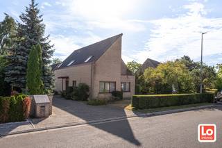 De alleenstaande op te frissen en verder af te werken woning met heel wat potentieel omvat op het gelijkvloers een inkomhal, een gezellige...