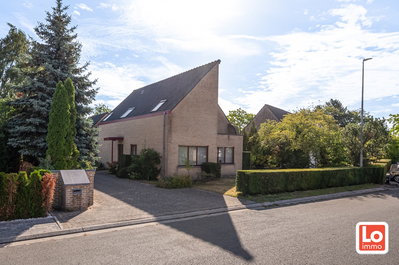 Ruime degelijke alleenstaande woning met afzonderlijke garage en carport op een makkelijk bereikbare locatie in Lokeren! - foto 2