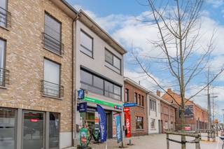 Dit ruime, instapklare én energiezuinige appartement vinden we terug in hartje centrum van Kasterlee aan het dorpsplein vlakbij winkels,...