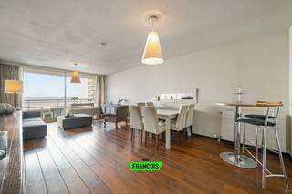 Dit ruim tweeslaapkamerappartement bevindt zich op de perfecte locatie te Oostende. U bereikt in een handomdraai het centrum en heeft een vlotte verbinding met de omliggende gemeenten. Daarenboven bevinden het strand en de dijk zich op enkele passen van het appartement. U geniet heel de dag door van het zeezicht vanuit de ruime leefkamer met aansluitend terras. Verder is er hier nog plek voor een eethoek en keuken. <br /><br />Achterin het appartement is er een badkamer, berging en apart toilet. Er zijn twee volwaardige slaapkamers aanwezig alsook een derde, polyvalente kamer. U heeft hier aan de achterzijde een riant terras. Vanop dit terras geniet u van een fenomenaal en wijds zicht over de golf van Oostende. <br /><br />Tot slot is er een ruime fietsenstalling aanwezig in het gebouw. <br /><br />Bent u op zoek naar de perfecte uitvalsbasis aan de kust? <br /><br />Aarzel dan niet en neem contact op voor meer info of een afspraak! <br /><br />