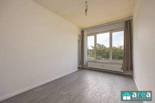 <p><span>Instapklaar gerenoveerd appartement met 3 slaapkamers te koop</span></p><p><span>Dit instapklare appartement op de 1ste verdieping, gelegen aan de Kruishofstraat 146, 2020 Antwerpen, werd volledig gerenoveerd in 2025 en biedt een ideale combinatie van comfort, functionaliteit en een centrale ligging.</span></p><p><span>Met een bewoonbare oppervlakte van 61 m² is dit appartement ideaal voor starters, gezinnen of investeerders. Dankzij de kwalitatieve renovatie is het volledig instapklaar.</span></p><h3><span>Grootste troeven</span></h3><ul><li><span>Volledig gerenoveerd in 2025 </span></li><li><span>Instapklaar </span></li><li><span>3 volwaardige slaapkamers </span></li><li><span>Lichtrijke leefruimte met open keuken (21,2 m²) </span></li><li><span>Badkamer met douche </span></li><li><span>Praktische berging </span></li><li><span>Gunstige ligging nabij winkels, scholen, openbaar vervoer en belangrijke invalswegen </span></li><li><span>Ideaal voor eigen bewoning of als investering </span></li></ul><h3><span>Indeling</span></h3><p><span>Via de inkomhal bereikt u de gezellige en lichtrijke leefruimte met open, volledig ingerichte keuken, samen goed voor een oppervlakte van 21,2 m². De praktische indeling zorgt voor een aangename woonbeleving.</span></p><p><span>Verder beschikt het appartement over drie volwaardige slaapkamers, een moderne badkamer met douche, een afzonderlijk toilet en een praktische berging met extra opbergruimte.</span></p><p><span>Bent u op zoek naar een modern, instapklaar appartement op een centrale locatie in Antwerpen? Dan is dit appartement zeker een bezoek waard.</span></p><p><span>Voor meer informatie kan u terecht bij Area Partners.<br />INFO@area.be of 03/284.60.60.</span></p>