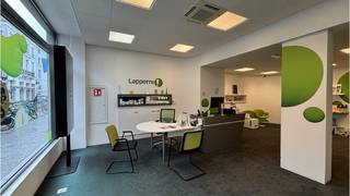 <strong>Gouden Driehoe</strong>k Brugge - <strong>OPBRENGSTEIGENDOM</strong> met een Handelsgelijkvloers en 2 Appartementen op een commerciele topligging in de <strong>Noordzandstraat</strong>, één van de belangrijkste winkelstraten in het centum van Brugge. Uitstekend gelegen vlakbij 't Zand, het Concertgebouw, het busstation, parking Zilverpand en parking 't Zand!<br />Ook vlakbij alle modaliteiten die de Brugse binnenstad te bieden heeft! De Noordzandstraat vormt samen met o.a. de Zuidzandstraat en de Wollestraat een van de drukste en meest centrale assen van het <strong>toeristische stadscentrum!</strong><br />+ Gouden Driehoek!<br />+ Momenteel 100% verhuurd!<br />+ Interessante vastgoedinvestering!<br />+ Uitstekende mobiscore 9,4 op 10! <br /><br />Handelsgelijkvloers met etalage, ruime commerciële ruimte, 2 afzonderlijke bureel- of consultatieruimtes, keuken en toilet. Reeds geruime tijd verhuurd aan gekend hoorcentrum! Bruikbare vloeroppervlakte 135 m²<br />Energielabel C!<br /><br />Het appartement op de 1e verdieping omvat een inkom, lichtrijke leefruimte, ingerichte keuken, 1 ruime slaapkamer, badkamer met ligbad en voorziening wasmachine, toilet en een ruim terras.<br />Bruikbare vloeroppervlakte 105 m²<br />Energielabel C! <br /><br />Het appartement op de 2e verdieping omvat een inkom, lichtrijke leefruimte, ingerichte keuken, 2 slaapkamers, badkamer met ligbad en een afzonderlijk toilet en toegang tot zolder. Energielabel E <br />Bruikbare vloeroppervlakte 88 m²<br /><br />Vastgoedinformatie in aanvraag.<br />#vastgoedinvestering #opbrengsteigendom #brugge<br /><br />Totale grondoppervlakte 147 m²