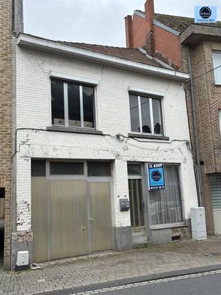 <p><span>MAISON SPACIEUSE À RÉNOVER AVEC JARDIN</span></p><p><span>Prix indicatif : 259 000 euros</span></p><p><span>Cette propriété est située dans le centre ville de Ninove, à proximité des écoles, des commerces et des transports en commun</span></p><p><span>des écoles, des commerces et des transports en commun.</span></p><p><span>Le rez-de-chaussée comprend un espace de vie, un espace pour la cuisine et un grand garage.</span></p><p><span>Au 1er étage, vous trouverez 3 chambres et la salle de bain.</span></p><p><span>Le grenier est disponible avec des possibilités de chambres supplémentaires.</span></p><p><span>A l'arrière, il y a un beau jardin de ville et un bâtiment pour une éventuelle activité indépendante.</span></p><p><span>La dépendance est facilement accessible via le garage, tout en garantissant l'intimité de la maison. </span></p><p><span>Projet d'investissement idéal ou terrain de projet.</span></p><p><span>N'hésitez pas à appeler le 0475/51.40.73 ou à envoyer un e-mail à info@svena.be.</span></p><p><span>Extrait d'urbanisme/information sur demande !</span></p><p><span>Ces données sont purement informatives et nous ne pouvons être tenus responsables d'éventuelles inexactitudes.</span></p><p><span>La surface habitable est donnée à titre indicatif.</span></p><p><span> </span></p>