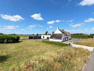 <strong>PROJECTGROND (1.939M²)</strong> met totaal te renoveren eigendom met een <strong>STRAATBREEDTE VAN CA. 49 METER.</strong> De eigendom is volledig gelegen in <strong>WOONGEBIED MET LANDELIJK KARAKTER</strong> en biedt <strong>INTERESSANTE ONTWIKKELINGSMOGELIJKHEDEN</strong>. De bestaande woning is te renoveren of te slopen. Dankzij de <strong>ROYALE PERCEELOPPERVLAKTE</strong> en <strong>BREDE STRAATZIJDE</strong> vormt dit een interessante opportuniteit voor projectontwikkelaars, investeerders en aannemers die op zoek zijn naar een perceel met ontwikkelingspotentieel. Mogelijkheid bij herverkoop aan <strong>6% BTW!</strong><br /><br /><u>Verkrijgen van omgevingsvergunning ten laste van de koper.</u><br /><br />Adres: Weldenstraat 100 te Oudenaarde<br /><br />Renovatieplicht van toepassing; P-score: A, G-score: A; Bestuursmaatregelen in maatregelregister: neen; Vrij bij akte