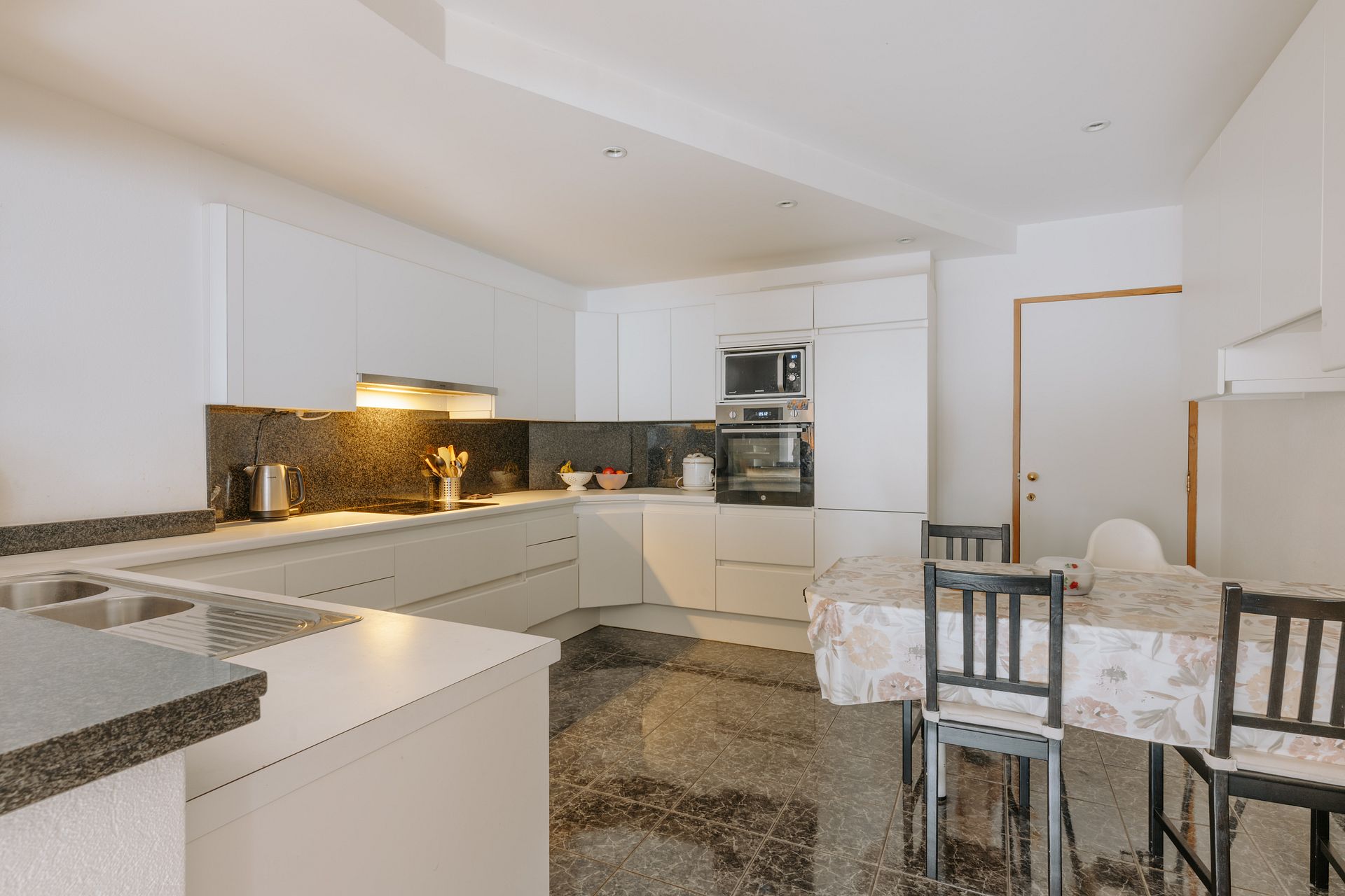 Zeer ruim 2-slaapkamerappartement in het centrum van Wilrijk - foto 5