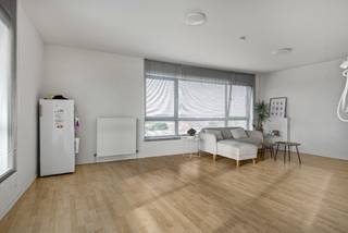 Volledig instapklaar appartement op de 5eV bestaande uit: een inkomhal, een woonkamer, een modern ingerichte keuken, een wasplaats/berging,...
