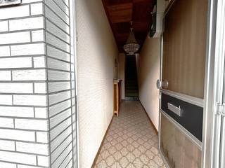 Gelijkvloers:<br />Je stapt de woning binnen via de inkomhal, die leidt naar een ruime en gezellige leefruimte waar de zithoek en eetplaats mooi in elkaar overlopen. Aansluitend bevindt zich de keuken, die mits de juiste visie kan uitgroeien tot het bruisende hart van de woning. Verder vind je op de begane grond een badkamer, een apart toilet, een technische ruimte en een uiterst praktische berging.<br /><br />Eerste verdieping:<br />De trap brengt je naar het eerste verdiep, waar zich twee volwaardige, ruime slaapkamers bevinden.<br /><br />Tweede verdieping:<br />Op de bovenste etage schuilt nog een verrassend derde slaapkamer. Deze ruimte leent zich ook perfect als master bedroom, hobbyruimte of rustig thuiskantoor.<br /><br />Buitenruimte &amp; Garage (Absolute troef!):<br />Een zeldzaamheid zo pal in het centrum: een heerlijke, zongerichte tuin waar je in alle rust kan genieten! De tuin is bovendien heel praktisch toegankelijk via de achterzijde. Naast een handige tuinberging voor al je materiaal, beschik je hier over een privé garagebox voorzien van een automatische poort. Nooit meer zoeken naar een parkeerplaats!<br /><br />Troeven op een rij:<br /><br />Centrale topligging: Wonen in het levendige centrum van Deinze met alles op wandelafstand.<br /><br />Uitzonderlijke buitenruimte: Zongerichte tuin mét uitweg achteraan.<br /><br />Gegarandeerde parkeerplaats: Eigen garagebox met automatische poort.<br /><br />Ruime indeling: 3 volwaardige slaapkamers en veel leefruimte.<br /><br />Eindeloos potentieel: De ideale kans om een woning 100% naar jouw hand te zetten.<br /><br />Kriebelen jouw renovatiehanden al bij het lezen van al deze mogelijkheden? Neem dan snel contact op en ontdek het enorme potentieel van deze woning tijdens een bezoek!<br /><br />Bestuursmaatregelen in het maatregelenregister: nee