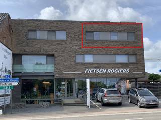 Dit appartement is gelegen op de 2de verdieping rechts, boven de gekende fietsenzaak “Fietsen Rogiers” te Bilzen. De gezellige markt met zijn...