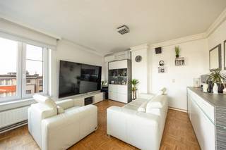 <p><span>Op zoek naar een ruim appartement met een zee van licht net buiten de stad? Dan zit je hier helemaal goed. Dit appartement combineert comfort met een stevige basis en beschikt over tal van aangename extra’s. Denk aan airco’s en automatische rolluiken, beide eenvoudig vanop afstand te bedienen. Een lichtrijke woonst met een aangename sfeer waar je je meteen thuis voelt.</span></p><p><span> </span></p><p><span>In een verzorgd en residentieel gebouw bereik je op de derde verdieping dit aangename appartement. Via de beveiligde inkomdeur kom je terecht in een ruime inkomhal met praktische vestiairekast, ideaal voor jassen en schoenen. De warme laminaatvloer loopt mooi door richting nachthal en creëert meteen een huiselijk gevoel. De leefruimte is zonder twijfel een van de absolute troeven: dankzij de hoekligging en de grote raampartijen geniet je hier van uitzonderlijk veel lichtinval. De authentieke blokjesparket zorgt voor extra charme en warmte, terwijl de royale oppervlakte moeiteloos plaats biedt voor een ruim salon én een volwaardige eethoek.</span></p><p><span> </span></p><p><span>Keuken met balkon </span></p><p><span>Achter het halfhoge muurtje bevindt zich de keuken, waardoor je kook- en vaatruimte netjes uit het zicht blijven van de leefruimte. De keuken is volledig uitgerust en afgewerkt met een spatwand in crèmekleurige tegels. Je beschikt hier over alle comfort: een keramische kookplaat, dampkap, dubbele spoelbak, vaatwasser, koelkast, diepvries en bijzonder veel kastruimte. De praktische keukentoog zorgt bovendien voor extra werkruimte en vormt tegelijk de ideale plek voor een gezellige apero. Aansluitend vind je een overdekt balkon met een leuk uitzicht over de fontein van Deurne — perfect om wat verse kruiden te kweken of de vuilbakken discreet uit het zicht te plaatsen. </span></p><p><span> </span></p><p><span>(Big) rooms with a view</span></p><p><span>De drie lichte slaapkamers bevinden zich aan de andere kant van de hal en hebben een laminaatvloer. Alle kamers zijn voorzien van automatische rolluiken.De master bedroom is enorm (18m²) en baadt in het licht en is uitgerust met een airco unit. De overige twee slaapkamers zijn beide even groot en bevinden zich aan de rustige zijkant van het gebouw. Ook deze kamers beschikken over automatische rolluiken, ideaal om in alle rust en volledige duisternis te genieten van een goede nachtrust. </span></p><p><span>Aan de overzijde van de slaapkamers, in de nachthal, vind je een apart gastentoilet. Extra praktisch, aangezien het toilet gescheiden is van de badkamer. De badkamer is compact maar praktisch ingericht, met een ruim ligbad op witte tegel. De wanden zijn volledig betegeld en er is een enkele wastafel met handige spiegelkasten voorzien </span></p><p><span> </span></p><p><span>Zo in het Rivierenhof, en winkels à volonté</span></p><p><span>Met het prachtige Provinciaal Groendomein Rivierenhof quasi als buur woon je hier op een toplocatie in Deurne, waar stad en groen perfect samenkomen. Ideaal voor een ochtendwandeling, een rondje joggen of een zomerse picknick in het park. Tegelijk geniet je van alle praktische voorzieningen vlakbij, met onder andere Lidl, Colruyt, Aldi, Jumbo en Action op korte afstand én openbaar vervoer op wandelafstand. Ook het centrum van de stad bereik je vlot met de fiets of het openbaar vervoer. </span><span> </span></p><p><span>Geen maatregelen in het Vlaams Handhavingsplatform</span></p><p><span> </span></p><p><span>Maatregelenregister: niet opgenomen</span></p><p><span> </span></p><p><span> </span></p><p><span> </span></p><p><span> </span></p>