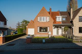 Halfopen woning met grote tuin en tal van mogelijkheden in MarkeIn de rustige en vlot bereikbare Kleine Pontestraat in Marke bevindt zich...