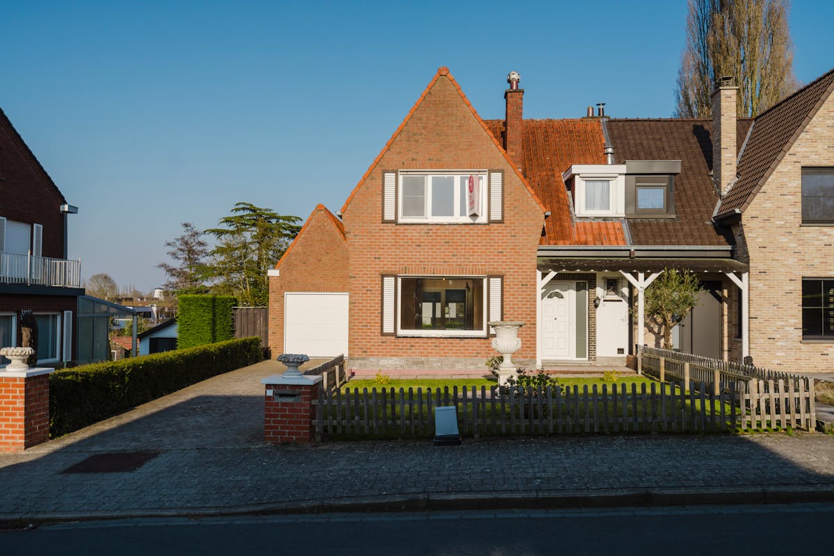 Te renoveren huis te koop met grote tuin, 3 slpk en garage - foto 2