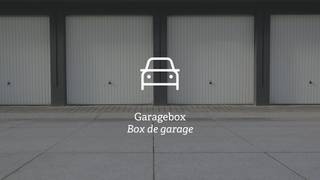 Op een steenworp van de Zeedijk te Knokke-Heist vinden we deze afgesloten garagebox te koop. De garage is gelegen op de -1 en vlot toegankelijk. Daarnaast is de garage voorzien van elektriciteit en verlichting. Afmetingen: diepte 6,05m (= mooie diepte)breedte 2,75m hoogte 2,01m Ideaal aanbod voor wie op zoek is naar een garage in de buurt van de Zeedijk. Wenst u meer informatie of bezoek? Aarzel niet contact op te nemen met de dossierbeheerder Arne Vandierendonck via 0493 25 35 85 of arne.vandierendonck@dewaele.comBestuursmaatregelen in het maatregelenregister: nee