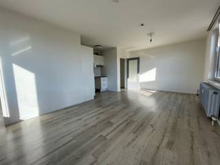 <p><span>Ontdek dit charmante appartement te Herent, ideaal voor starters of jong professionals. Met een bewoonbare oppervlakte van +/- 60m² biedt dit appartement een gezellige leefomgeving.</span></p><p><span> </span></p><p><span>Bij het binnenkomen valt de ruime en lichte woonkamer onmiddellijk op, voorzien van grote ramen die een aangename hoeveelheid natuurlijk licht binnenlaten. De moderne, open keuken is stijlvol afgewerkt en uitgerust met de nodige inbouwapparatuur.</span></p><p><span>De slaapkamer is ruim en uitnodigend en de badkamer is praktisch ingericht met een hedendaagse douche en een lavabomeubel.</span></p><p><span> </span></p><p><span>De bijkomende lasten bestaan uit een provisie voor de algemene kosten van het gebouw, evenals het privatieve verbruik van verwarming en water. </span></p><p><span> </span></p><p><span>Interesse in een bezoek? Bezorg ons eerst de ingevulde infofiche, die je terugvindt onder documenten.</span></p><p><span>Meer aanbod via <span>www.ap-p.be</span></span><span>.</span></p><p><span> </span></p>