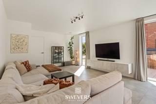 Voor meer info en foto’s, surf naar www.swevers.be – Instapklaar wonen op een vlot bereikbare locatie in Paal? Deze recente halfopen bebouwing op Schaffensesteenweg 72 B werd gebouwd in 2021 en combineert modern comfort met een praktische indeling. Met een bewoonbare oppervlakte van 166 m² op een perceel van 399 m² is dit een ideale thuis voor gezinnen, koppels of wie ruimte zoekt zonder renovatiewerk.<br />De inkomhal geeft toegang tot het gastentoilet en leidt naar de lichtrijke leefruimte van 40 m². Dankzij de grote raampartijen geniet u hier van een open en aangenaam woongevoel. De eetplaats, zithoek en open keuken van 14 m² sluiten mooi op elkaar aan. Het kookeiland maakt van de keuken een gezellige centrale plek in huis. Aansluitend zorgt een praktische berging voor extra opbergruimte.<br />Op de eerste verdieping bevinden zich drie slaapkamers, een badkamer, een apart toilet en een bijkomende berging. De grootste slaapkamer meet ongeveer 15,5 m², de twee andere kamers telkens circa 11 m². Ze zijn perfect geschikt als kinder-, logeer-, dressing- of bureauruimte. De badkamer is uitgerust met een ligbad en dubbele lavabo.<br />Buiten biedt de noordelijk georiënteerde tuin voldoende plaats voor een terras, speelhoek of groene ontspanningsplek. Extra troef: er is reeds een vergunning voor een carport aanwezig. Winkels liggen op 200 meter, scholen op 850 meter, openbaar vervoer op 600 meter en de snelweg op slechts 2 kilometer. Voor meer informatie, bel 011 255 155. Bron bewoonbare oppervlakte: EPC – verslag.