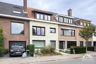 In de Albrecht Rodenbachstraat bevindt zich deze vernieuwde woning met ruime leefruimtes, vier slaapkamers en een aangename tuin. Bij het binnenkomen verwelkomt een ruime, open inkomhal met een apart gastentoilet. De moderne, volledig ingerichte keuken is voorzien van een groot kookeiland en sluit mooi aan op de lichtrijke leefruimte, die een aangenaam zicht biedt op de tuin. Verder is er een ruime berging met rechtstreekse toegang tot de tuin. De woning beschikt over vier ruime slaapkamers en een vijfde, kleinere kamer die eveneens perfect dienst kan doen als bureau of hobbyruimte. Alle kamers genieten dankzij de grote ramen van een mooie natuurlijke lichtinval. De vernieuwde badkamer heeft een hedendaagse designafwerking en is uitgerust met een ruime inloopdouche en een dubbel lavabomeubel. Daarnaast biedt de grote zolder heel wat extra opbergruimte. Buiten kan u genieten van een aangenaam terras en een mooi grasperk, ideaal om in alle rust te ontspannen. Deze vernieuwde woning combineert hedendaags wooncomfort met een praktische indeling, veel lichtinval en een fijne buitenruimte. Inschrijven via mail naar tommy@immo-home.be, geen telefonische inschrijvingen! Volg ons op Fb en Insta. Voor meer info: www.immo-home.be. GRATIS SCHATTING & GRATIS FINANCIEEL ADVIES
